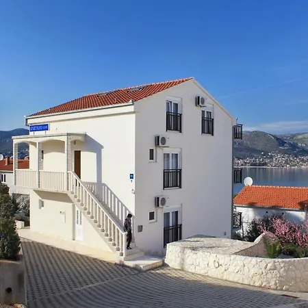 Seaside Apartments With A Swimming Pool Okrug Donji, Ciovo - 8664 Trogir