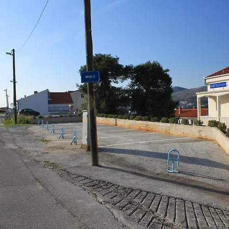 Seaside Apartments With A Swimming Pool Okrug Donji, Ciovo - 8664 Трогир