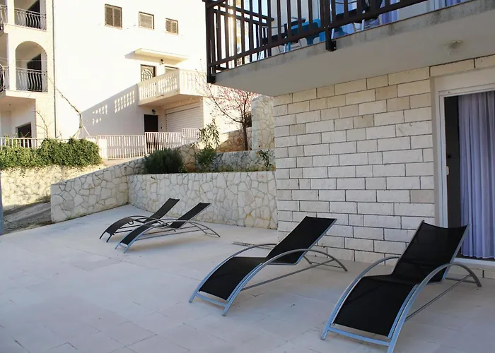 Seaside Apartments With A Swimming Pool Okrug Donji, Ciovo - 8664 * Trogir